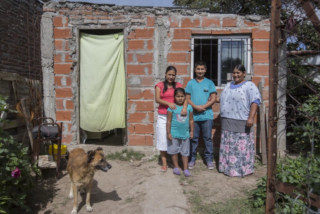 Provide food kits for 300 families in Argentina