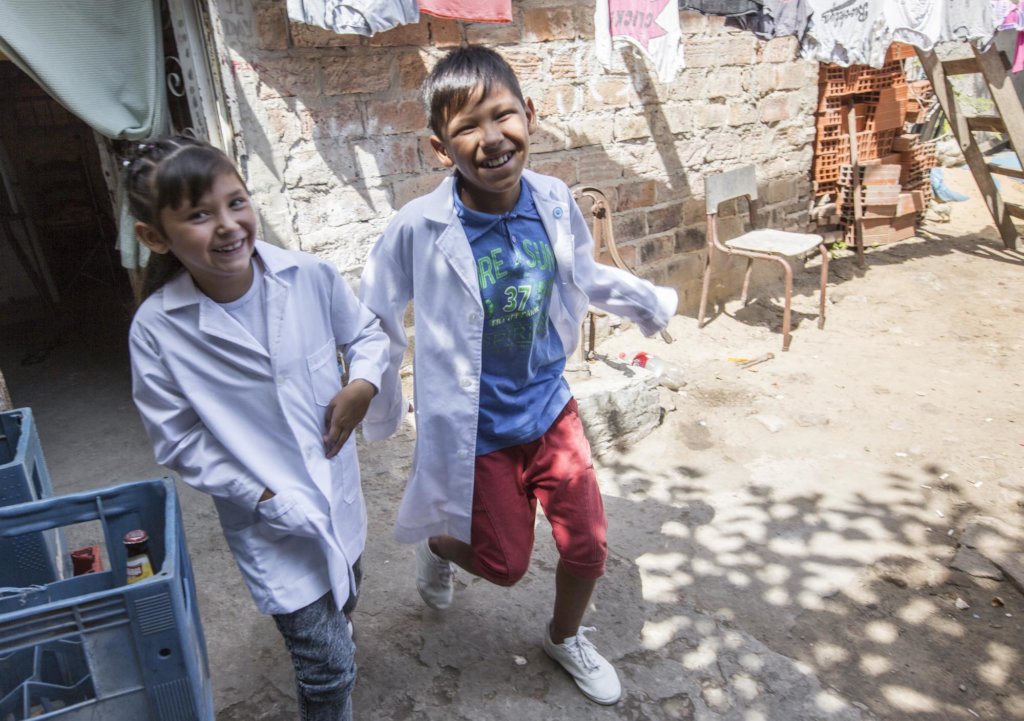Provide food kits for 300 families in Argentina