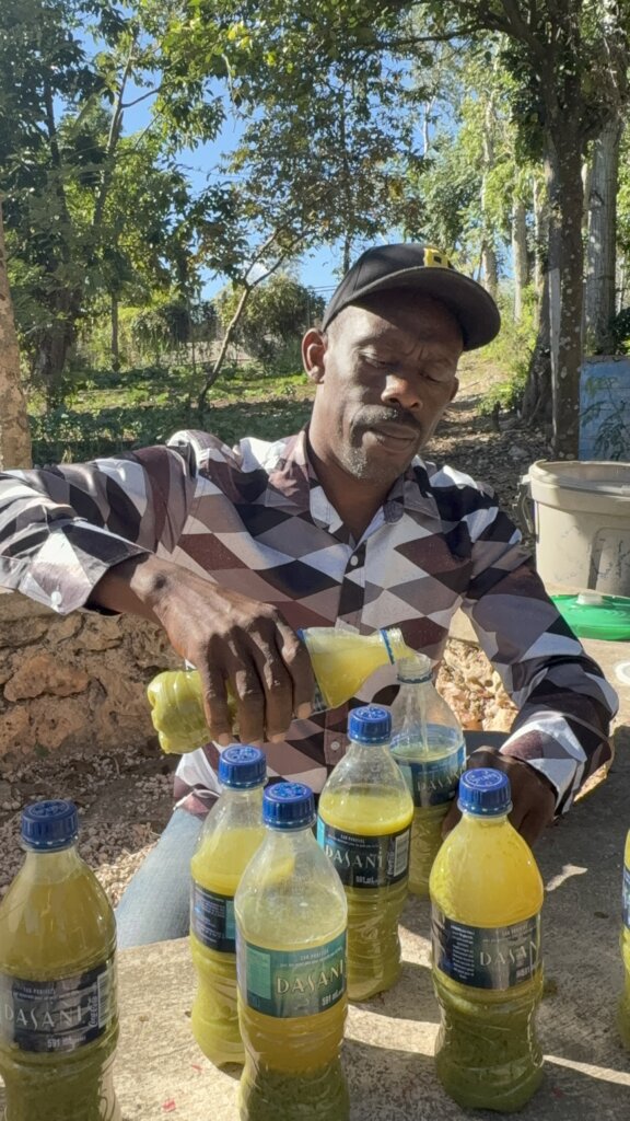 MCLC agronomist Balaguel makes insecticide.