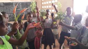 Mon Pikmi students show off their harvest