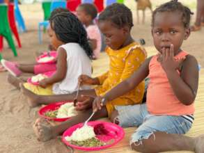 Preschool students eating lunch