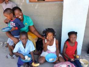Students eating lunch at Punguine Primary School