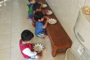 Young kids eating cookies