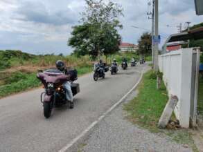 Motorcycle club pulling into Connie's Home