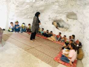 Fatma in a session with children of Mufaqrah