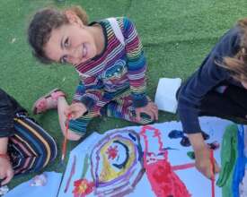 Colors and brushes help children express feelings