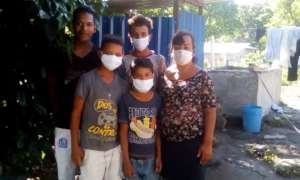 Community Leader, Karina Ponce, with her family.