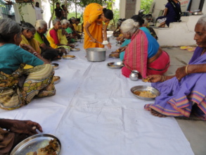 India Charity serving midday meals for hungryelder