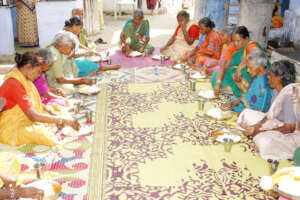 Old_age_people_at_meal_sponsorship