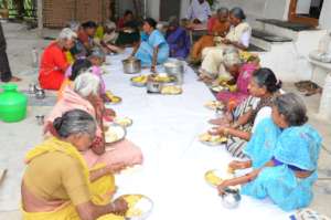 charity in india sponsoring food to poor_elders