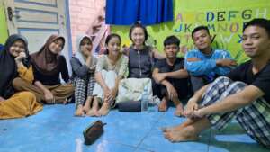 English class with volunteers in community