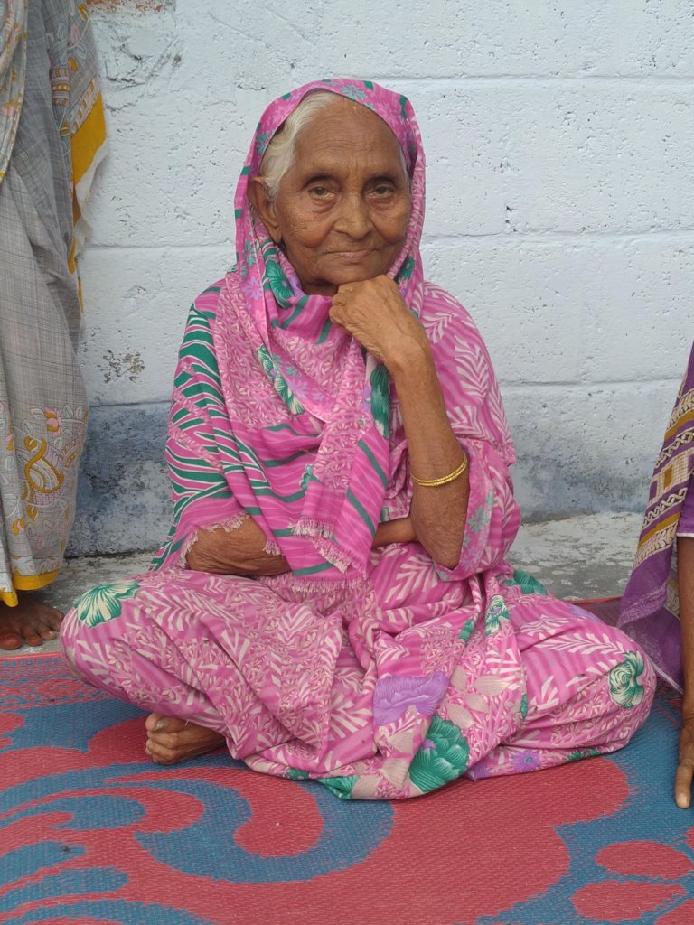 Give daily healthy meals to the aged in India