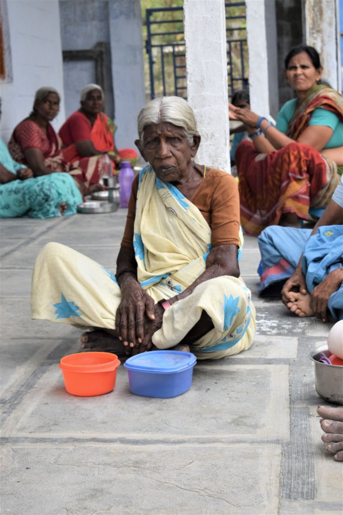 Give daily healthy meals to the aged in India