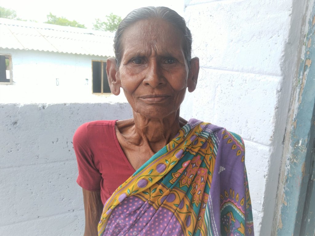 Give daily healthy meals to the aged in India
