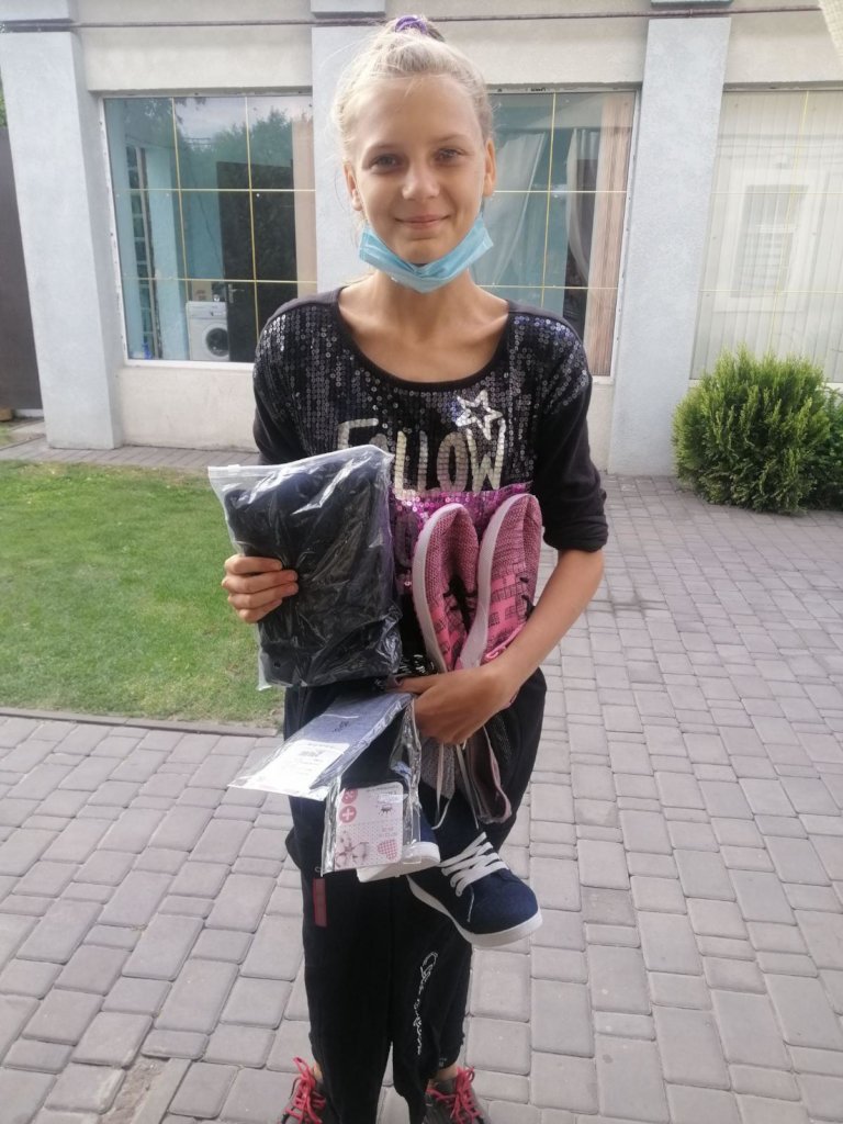 Children were happy to receive school supplies