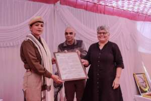 Vandana Sharma receiving her award