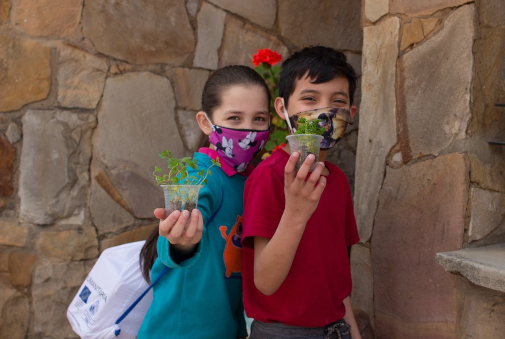 Nourish Colombian children with vegetable gardens