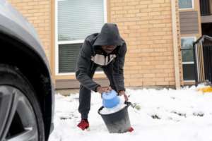 Austin, TX man gathers snow to boil