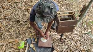 Honeycomb cutting for the honey chamber