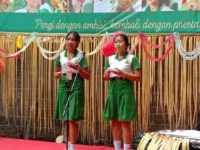 Sutami reads poetry at the Independence Day event