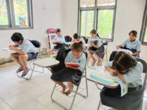 Elementary students' art class