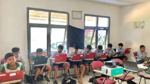 Elementary students learning computer