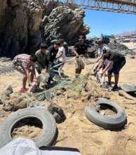 Aventureros removing an old fishing net.