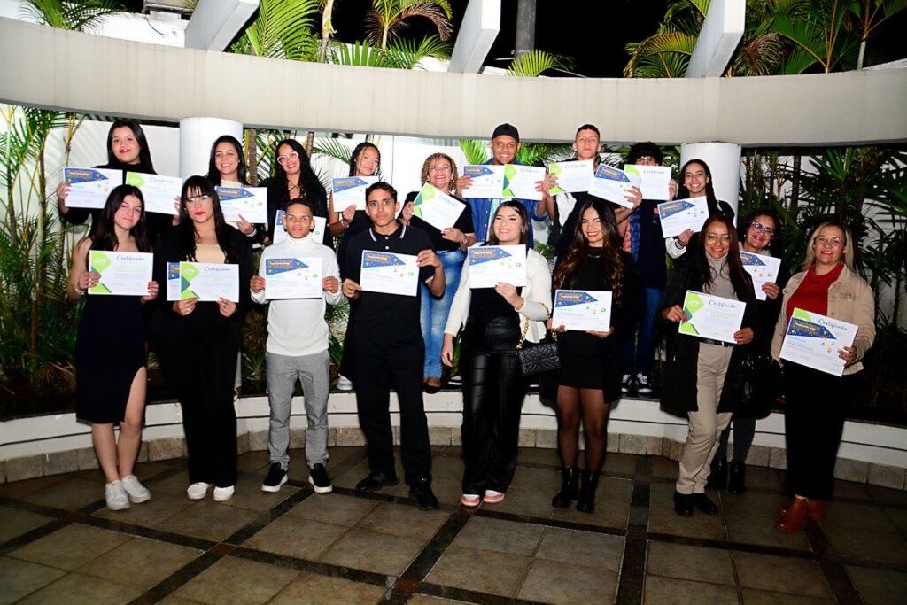 Arca do Crescer students at graduation ceremony