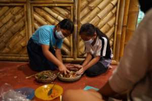 Students cooking Balinese dishes
