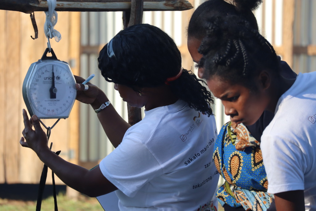 Model Mothers preparing scales