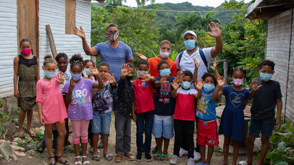 Noche De Cine Gratis -help the children of the DR!