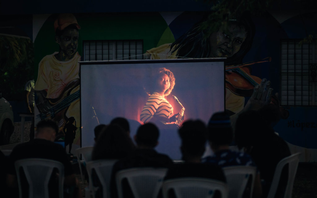 Noche De Cine Gratis -help the children of the DR!