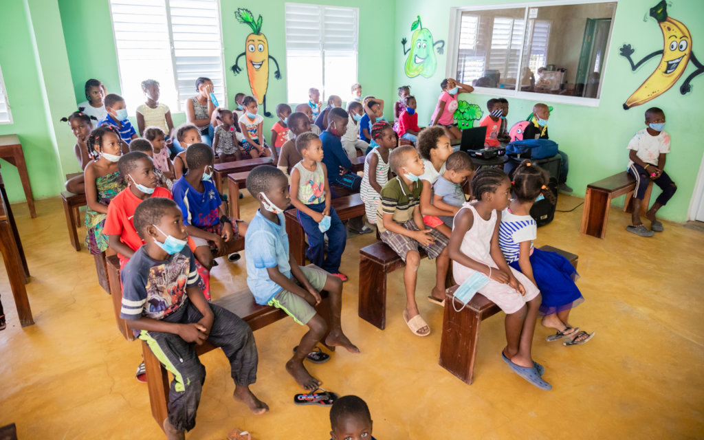 Noche De Cine Gratis -help the children of the DR!