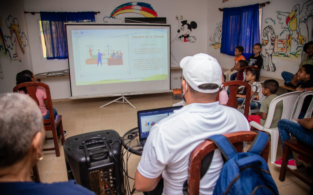 Noche De Cine Gratis -help the children of the DR!