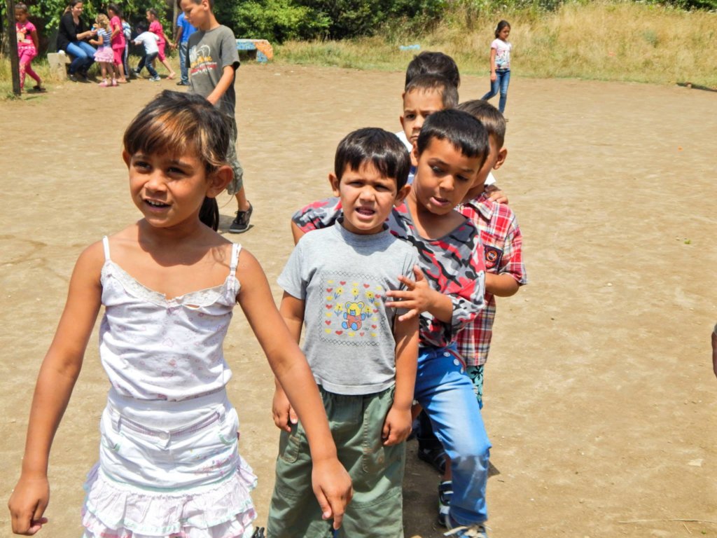 Give education to 60 vulnerable Roma children