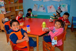 Eithan with his classmates in 'Ojos de Cielo'