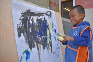 Maycky in a painting workshop at the Ojos de Cielo