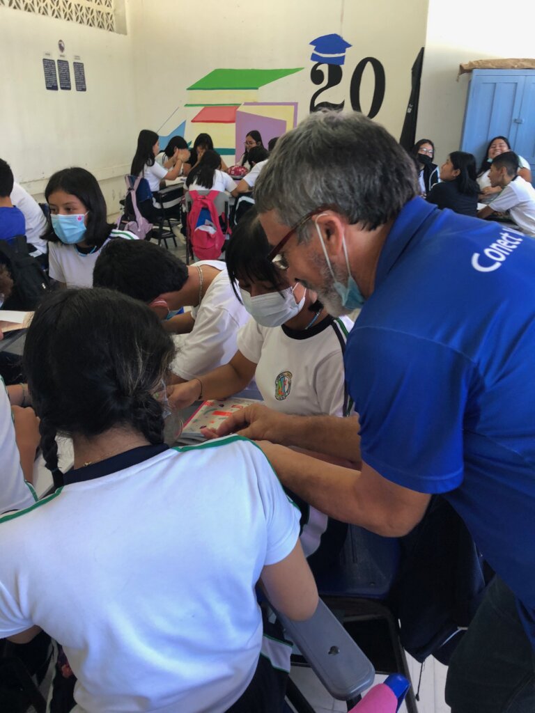 Eli Teaching about "Proyecto de vida" in a fun way