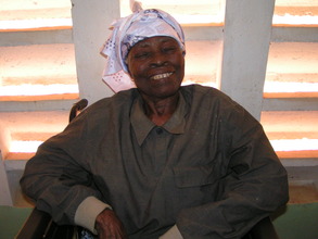 Woman with cataract in left eye waiting for care