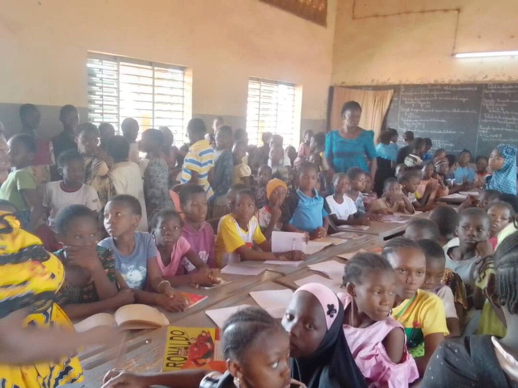 Crowded class room for the presentation