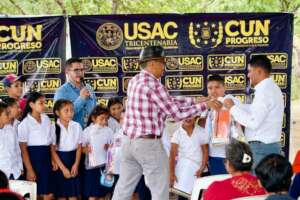 Given school supplies to Guacamayas kids