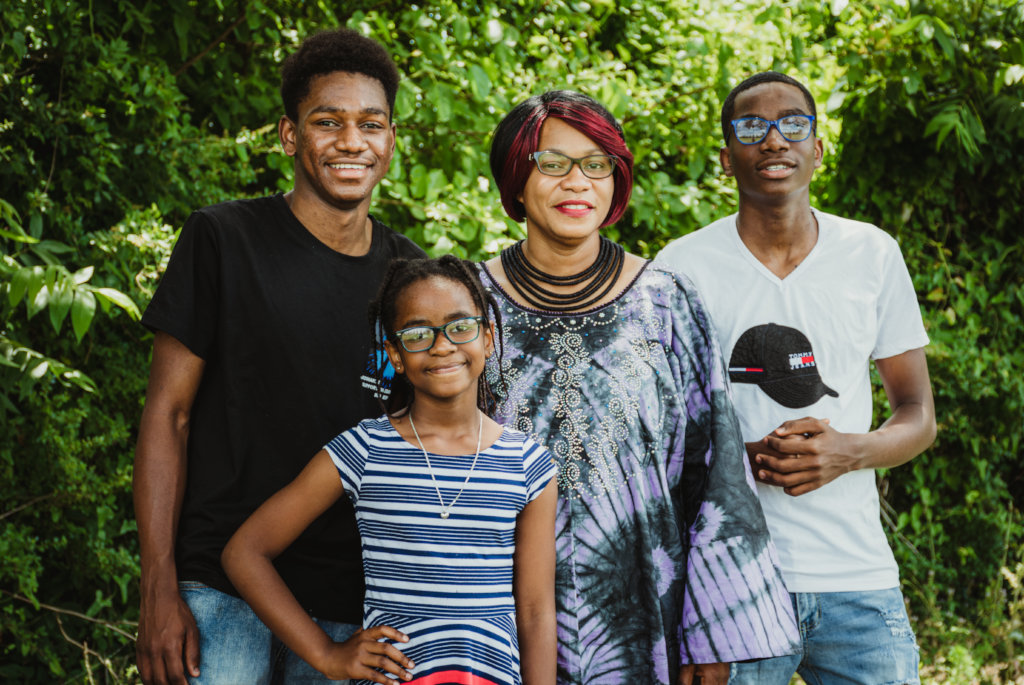 Free Family Photos for Refugees/Disaster Survivors