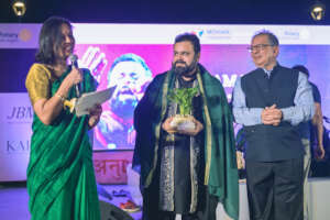 Ms. Pallavi Kumar welcoming the artist