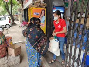 Shraddha distributing rations in the slum