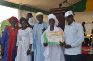 Arame receiving the diploma of recongnition