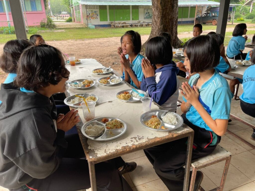 Children have breakfast together happily.