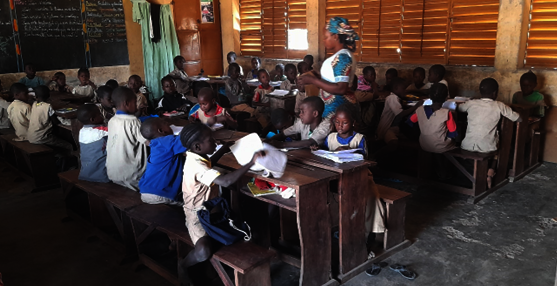 CE1 classroom arranged in mixed groups