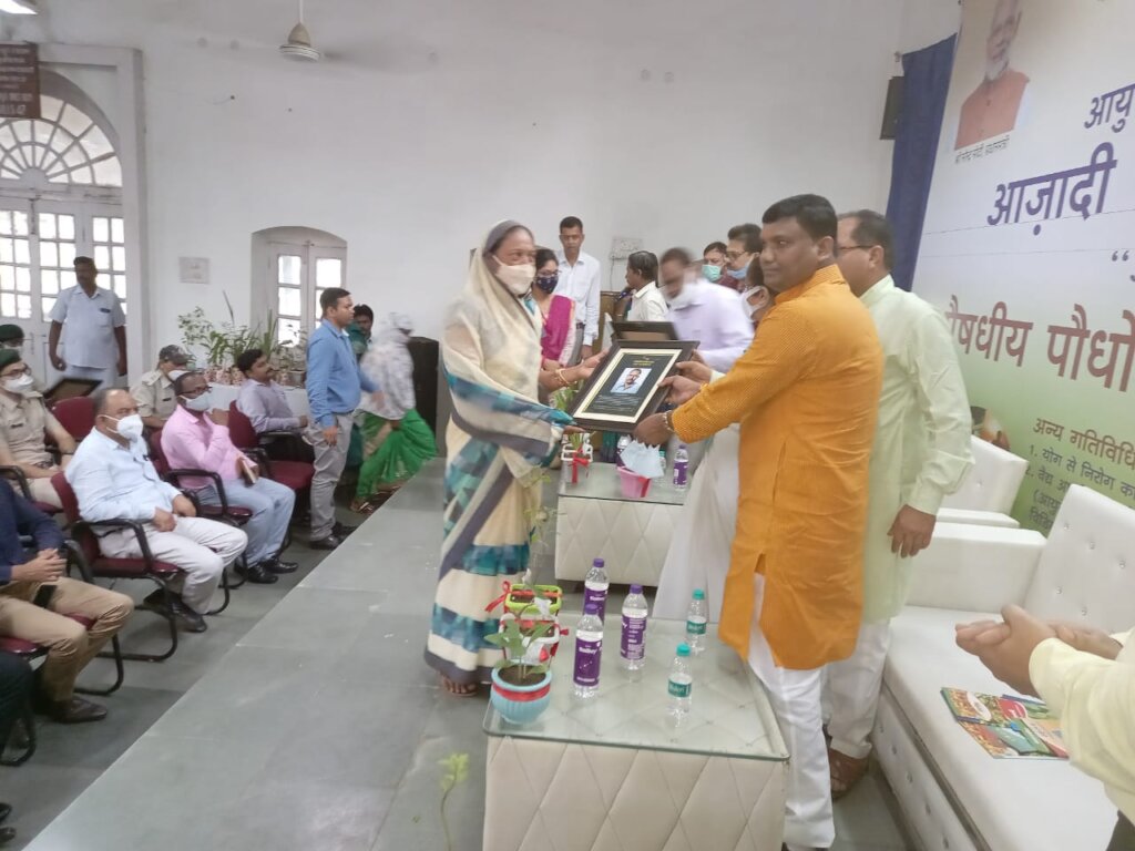 Cabinet Minister with family of Late Lalsingh.