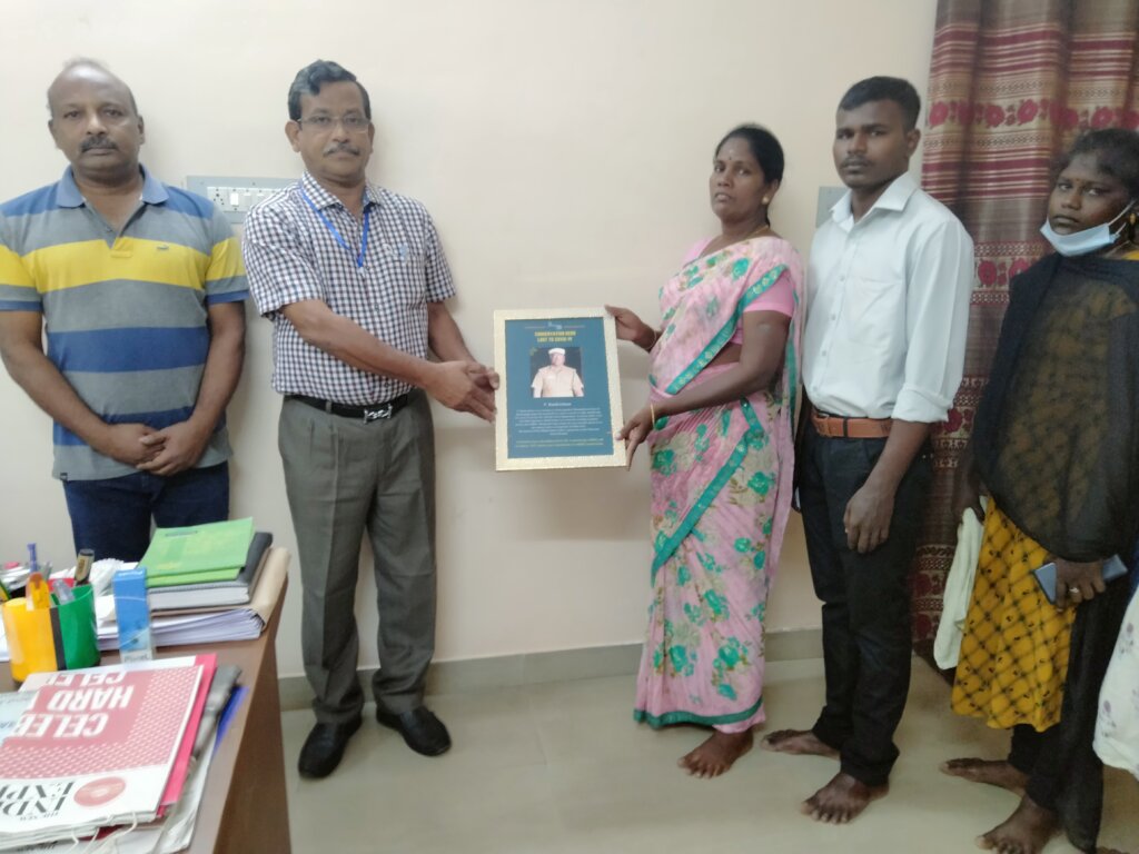 Handover of the cheque and scroll of honor.