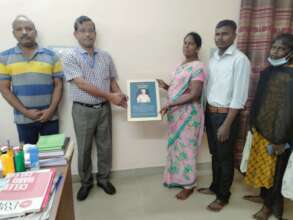 Handover of the cheque and scroll of honor.